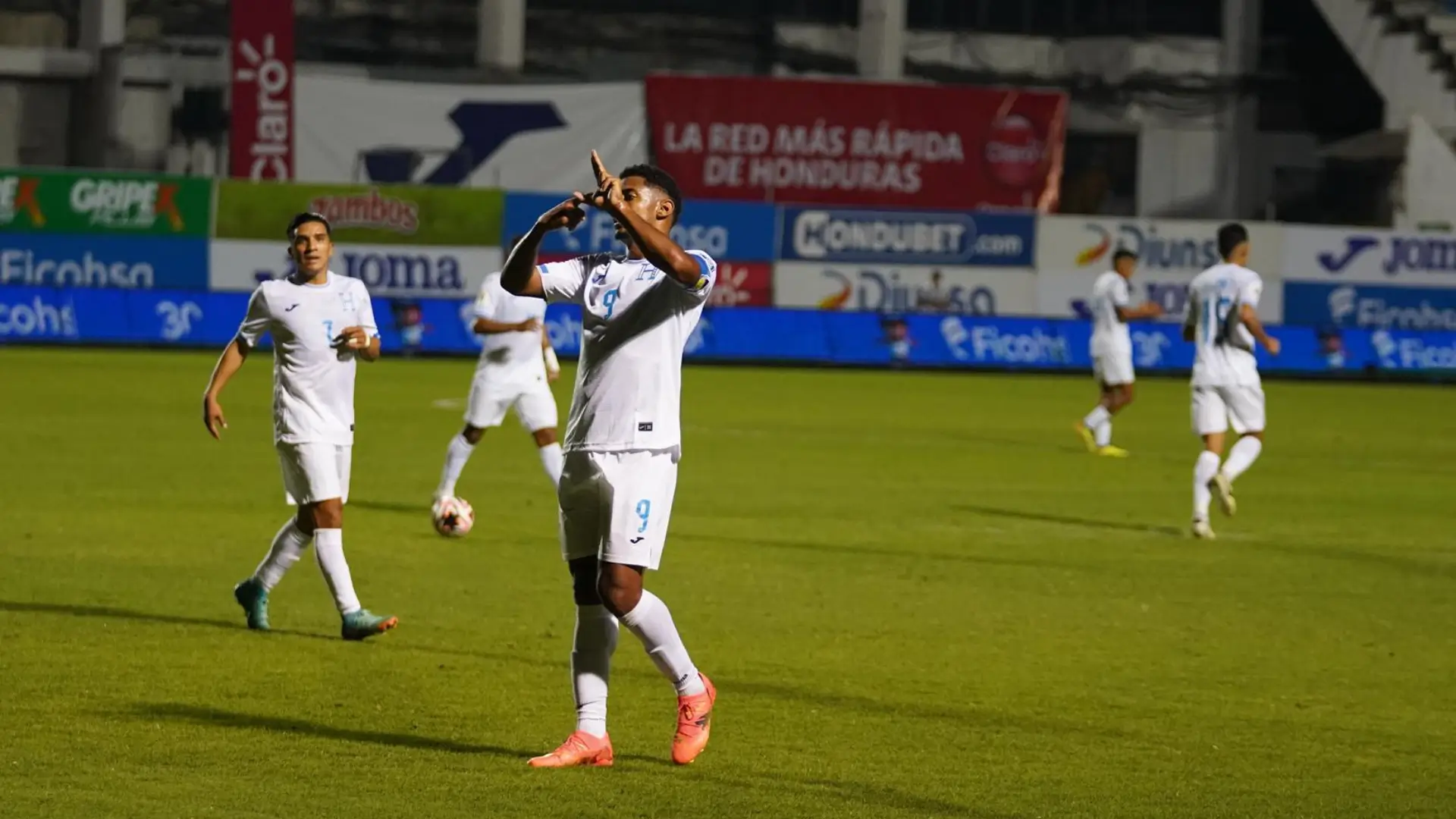 Honduras está ganando 2 goles a 1 ante Cuba en el Estadio José de la Paz de la Herrera.
