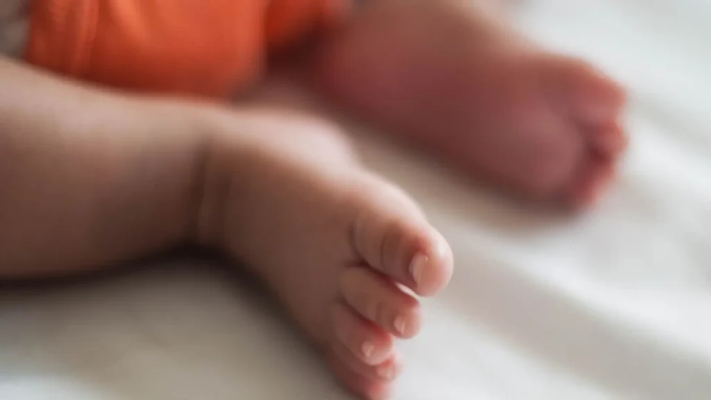 Bebé recién nacida abandonada en calles de Londres