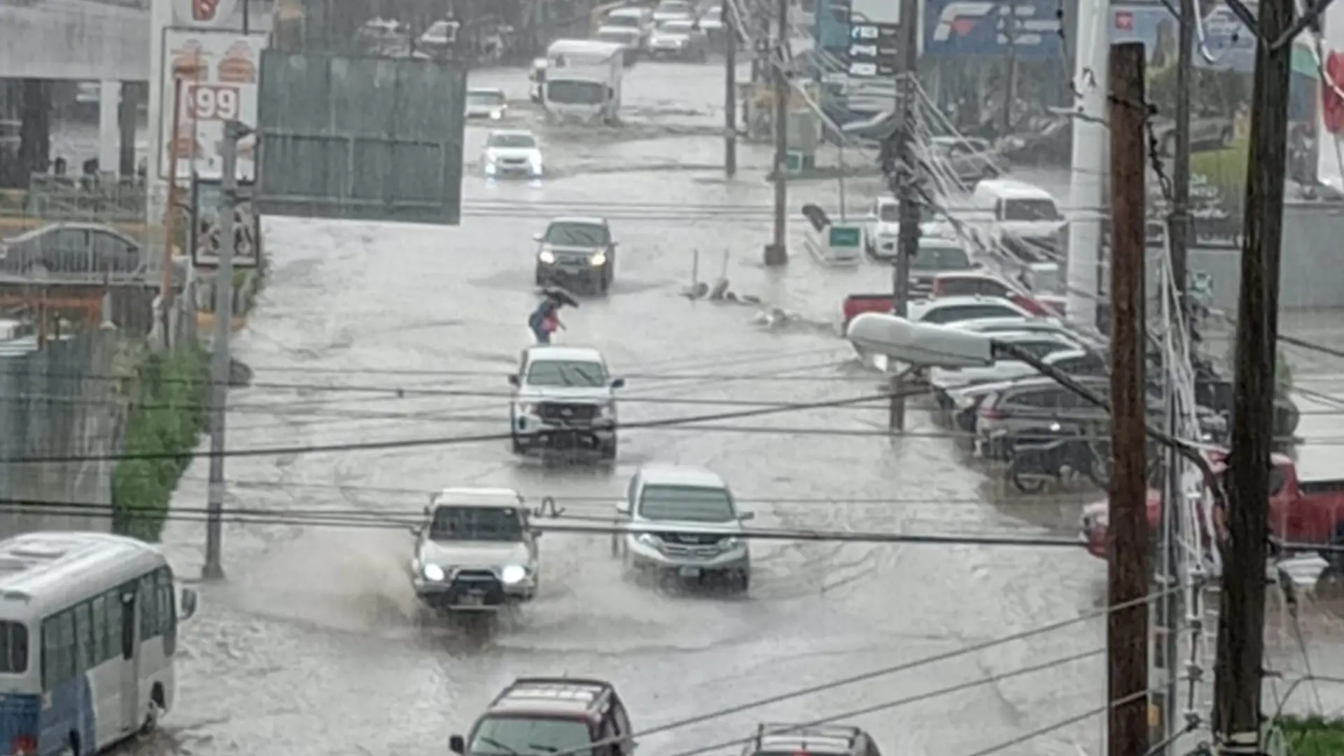 e reportan inundaciones en distintos puntos de la capital, debido a las fuertes lluvias que han caído en las ultimas horas. Entre las zonas afectadas se encuentra Comayaguela.