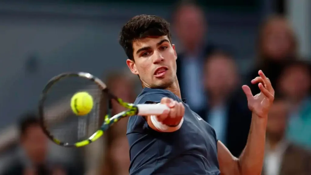 El español Carlos Alcaraz (N°3 del ranking ATP) derrotó al italiano Jannik Sinner (N°2) por 2-6, 6-3, 3-6, 6-4 y 6-3 para acceder, por primera vez en su carrera a la final de Roland Garros. Era el partido más esperado por todos, aunque, por momentos, se tornó un tanto extraño.
