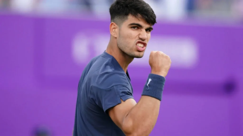 Carlos Alcaraz tropieza y cae derrotado en el torneo de Queen’s club