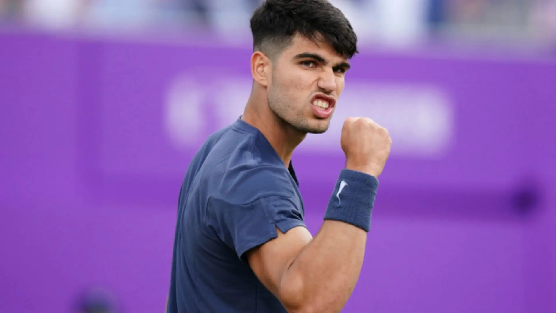 Carlos Alcaraz tropieza y cae derrotado en el torneo de Queen’s club