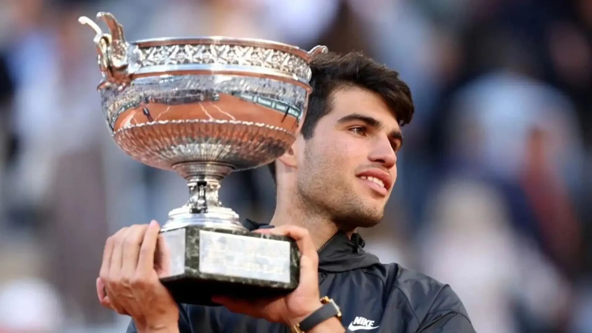 El español Carlos Alcaraz se corona como el campeón de Roland Garros 2024, el tenista sumó su tercera corona de Grand Slam derrotando en la definición al alemán Alexander Zverev por 6-3, 2-6, 5-7, 6-1 y 6-2 después de 4 horas y 19 minutos en cancha.