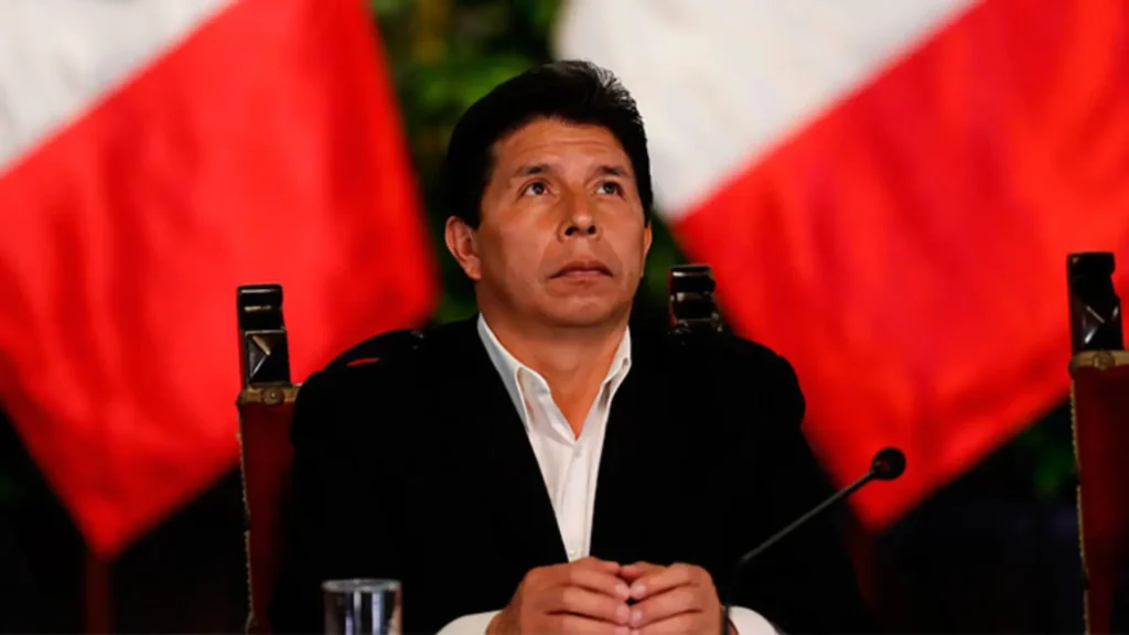 El expresidente de Perú, Pedro Castillo, enfrenta cargos como rebelión tras su intento de disolver el Parlamento; el Poder Judicial amplió su prisión preventiva.