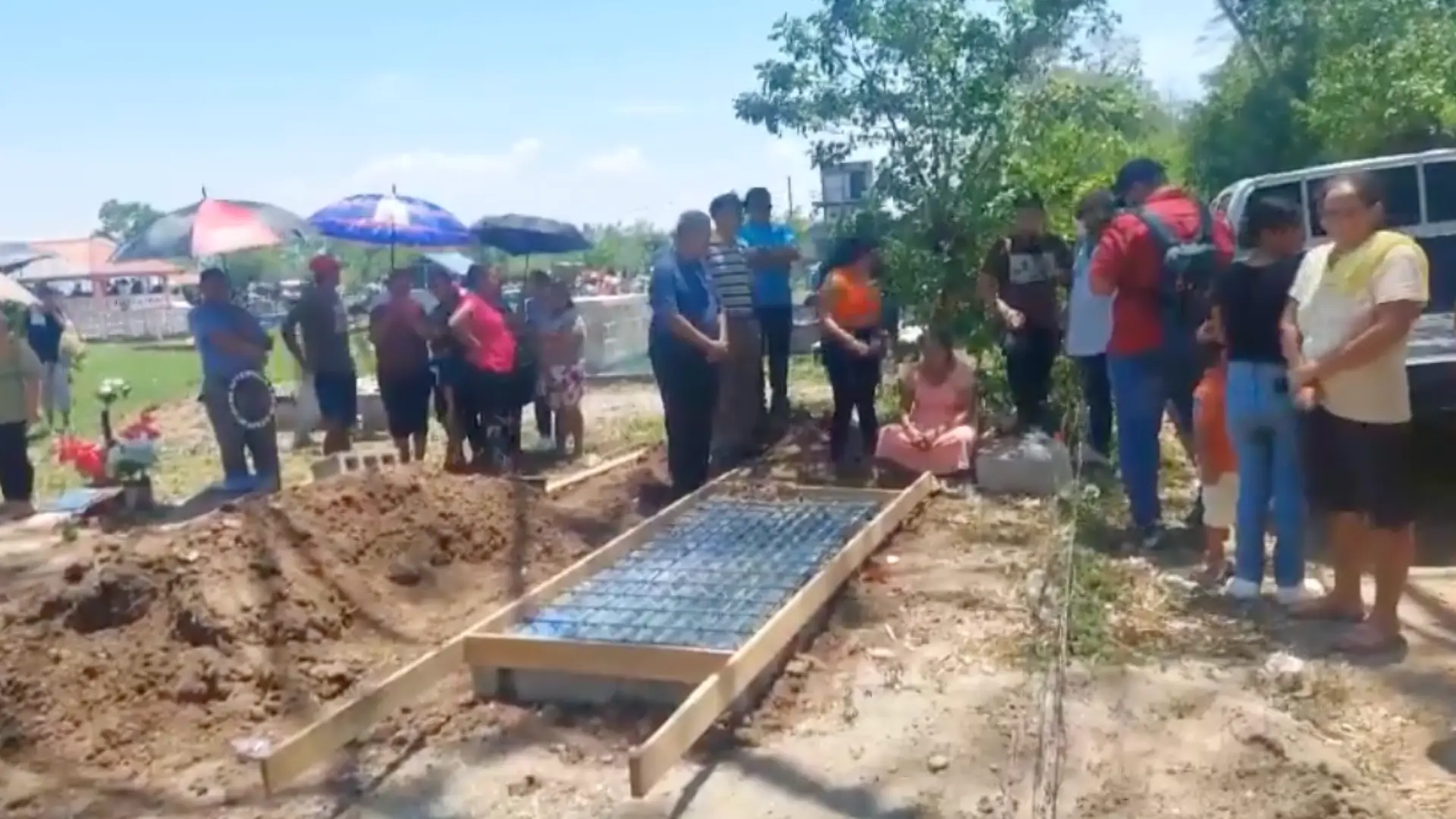 Familiares y vecinos dan el último adiós a William Bonilla el menor encontrado sin vida ayer en la aldea La Sarrosa de El Progreso, Yoro. Bonilla fue asesinado cerca de su casa, su cadáver mostraba señales de abuso.