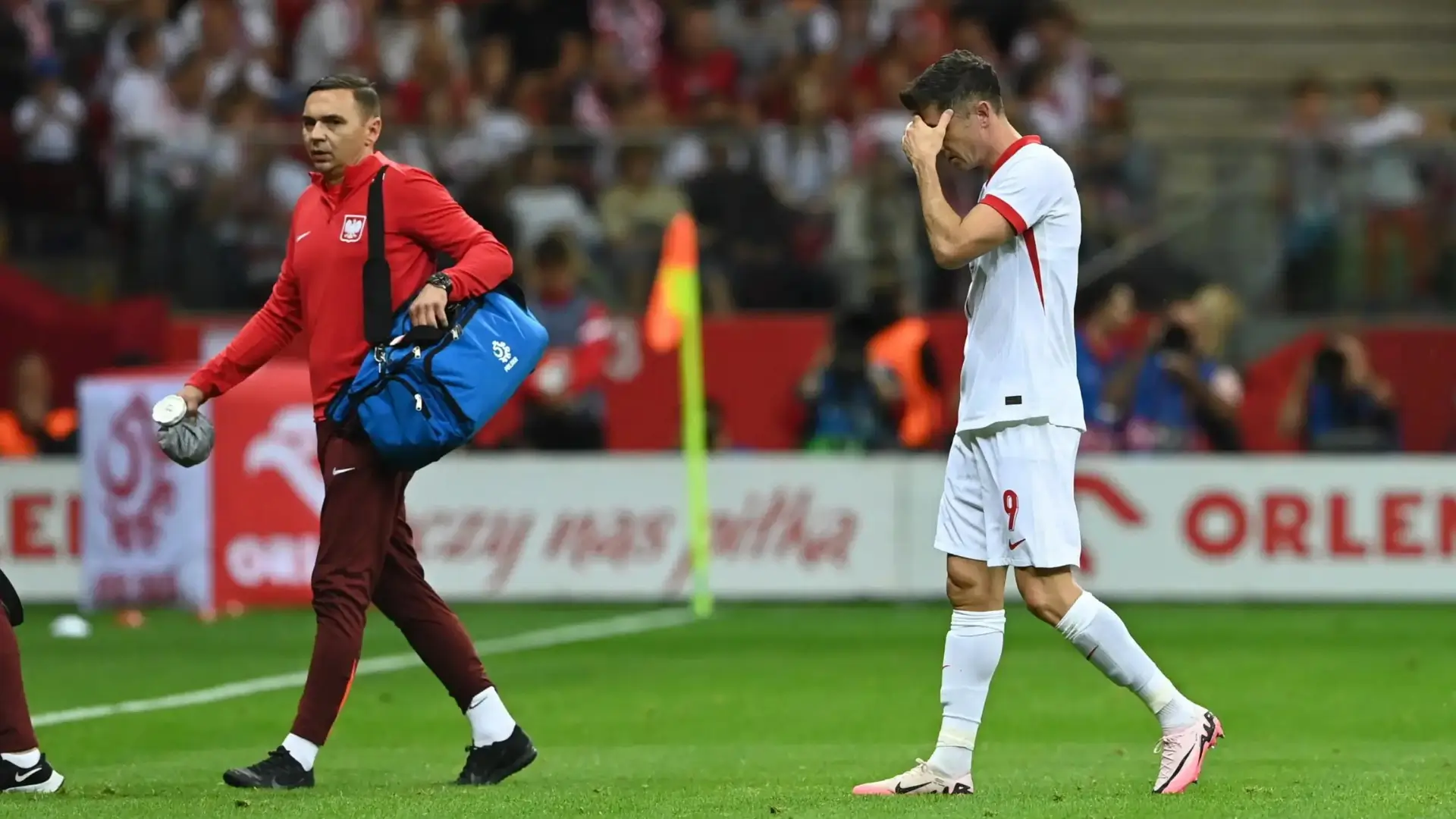 Robert Lewandowski se lesionó en el amistoso que la selección de Polonia disputó el día de ayer y finalizó con marcador de 2-1 frente a Turquía, el delantero no podrá estar en el debut ante Países Bajos en la Eurocopa que arrancará en tan solo unos días.