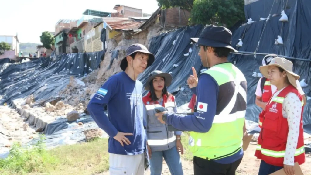 Los equipos técnicos de la Alcaldía Municipal del Distrito Central (AMDC) se mantienen en constante monitoreo y evaluación de daños de la zona de desastre en la colonia Guillén