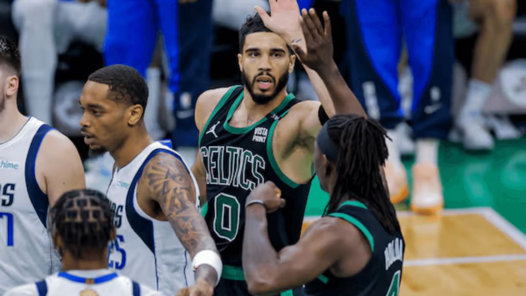 Jrue Holiday soportó la ofensiva de Boston Celtics en la primera mitad y esperó a que Jaylen Brown y Jayson Tatum empezar a mostrar su protagonismo en la segunda parte para encaminar a los de Boston a la victoria por 105-98 sobre Dallas Mavericks en el juego 2 de las Finales de la NBA y tomar ventaja por 2-0.