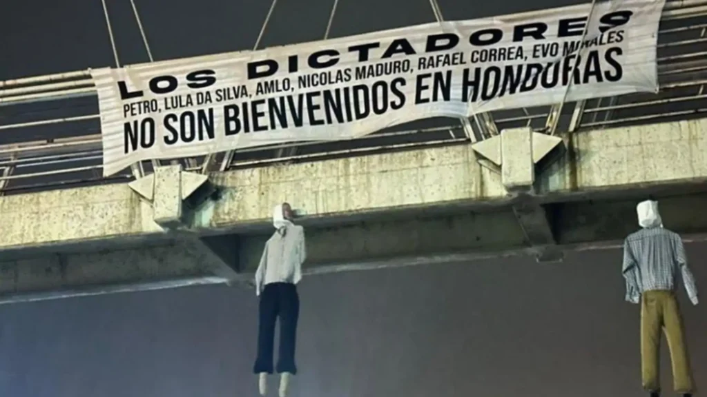 Oposición de Honduras deja carteles en relación al Foro de Sao Paulo.
