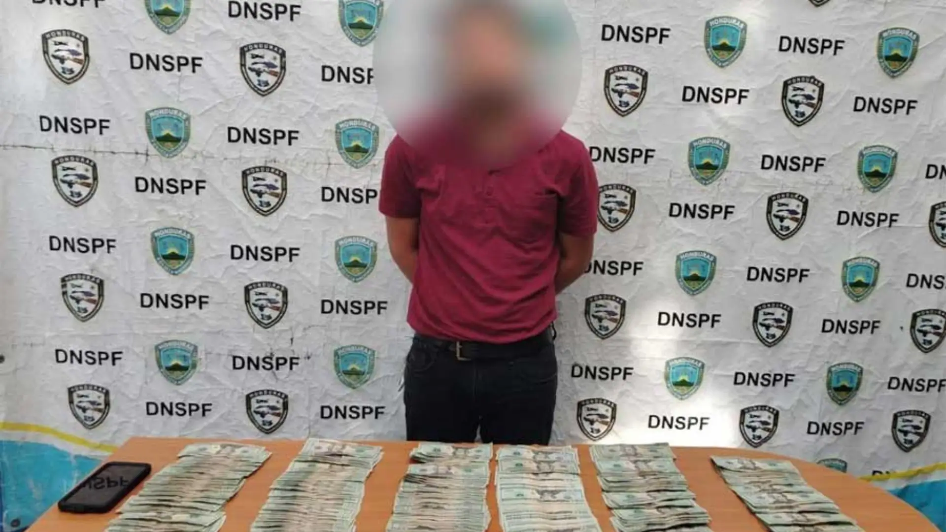 Agentes Policiales arrestaron a un hombre con 25 mil lempiras que no logro justificar en el momento. El arresto se dio mediante un control policial, a la altura de la aldea La Corteza, el Triunfo, Choluteca.