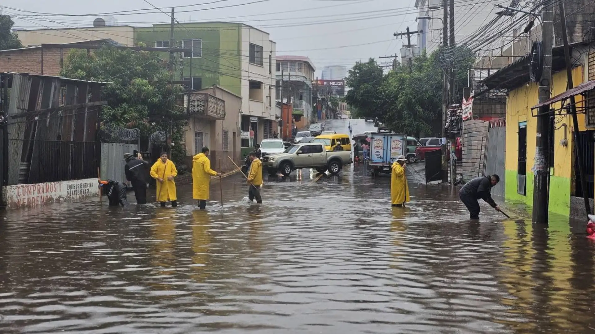 Distintas zonas de la capital se encuentran inundadas debido a las fuertes lluvias que se han registrado en las ultimas horas.
