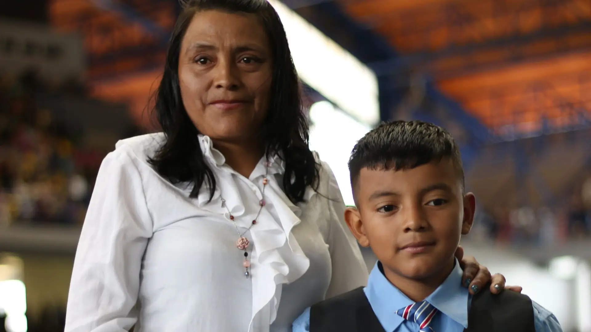 Madre de Mirna Yissel Meza joven asesinada en aotubús camino a La Esperanza Intibucá en Honduras recibe título universitario de su hija en la UNAH.