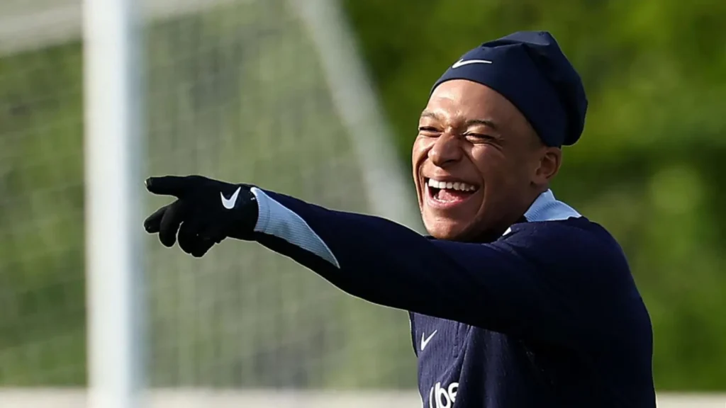 Kylian Mbappé, capitán de la selección de Francia, y nuevo jugador de Real Madrid criticó a la dirección del PSG y mostró su agradecimiento al entrenador, Luis Enrique, y al consejero deportivo Luis Campos.