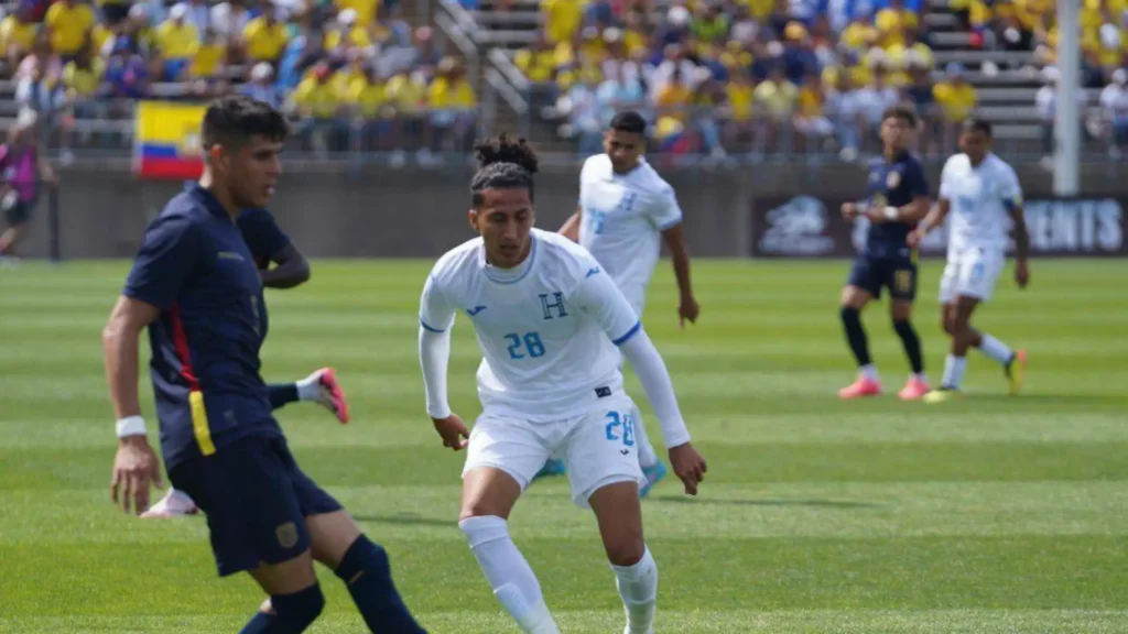 La selección nacional de Honduras cerró sus compromisos de este mes disputando un amistoso ante su similar de Ecuador, en el que cayó por 2-1, en la ciudad de Connecticut en Estados Unidos