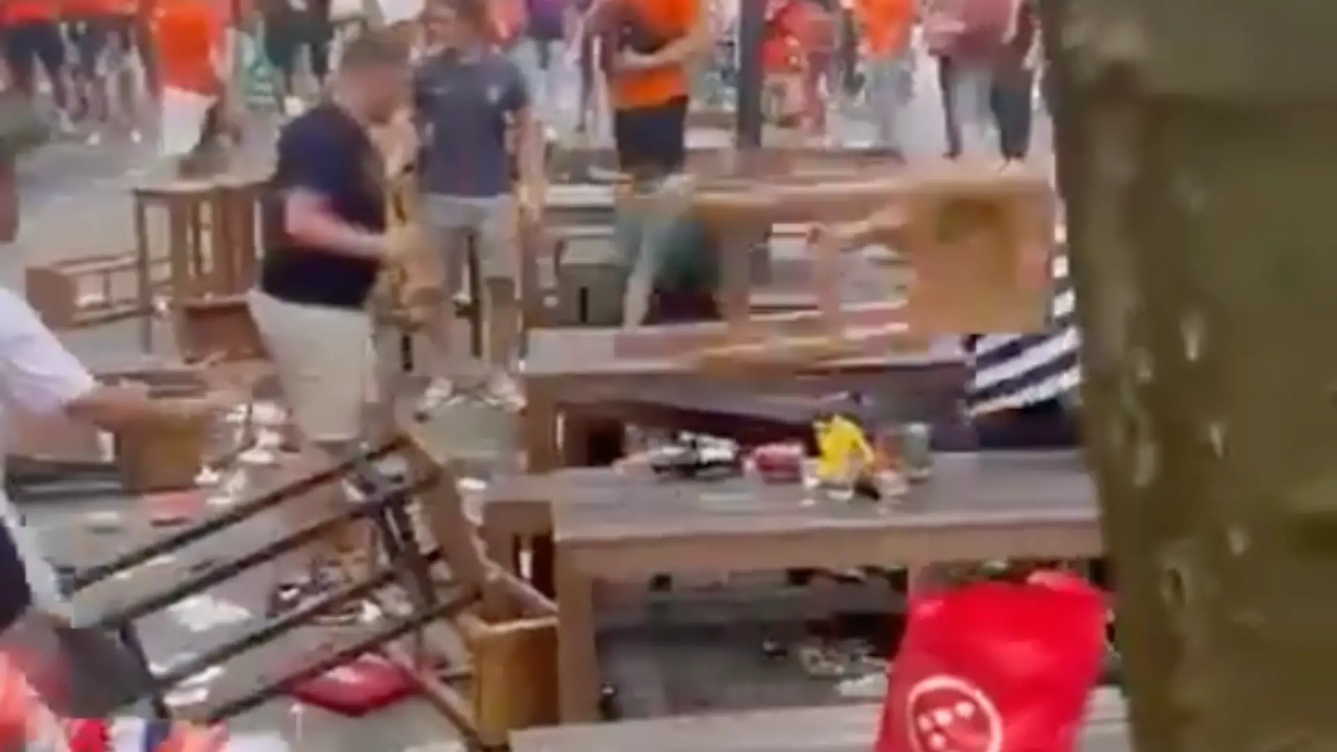 Aficionados holandeses atacaron a los ingleses en Dortmundo mientras se disputaba el partido Holada vs. Inglaterra.