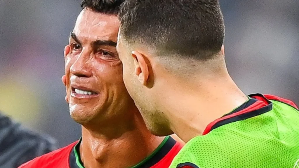 Cristiano Ronaldo anota penal que permite a Portugal seguir en la Eurocopa.