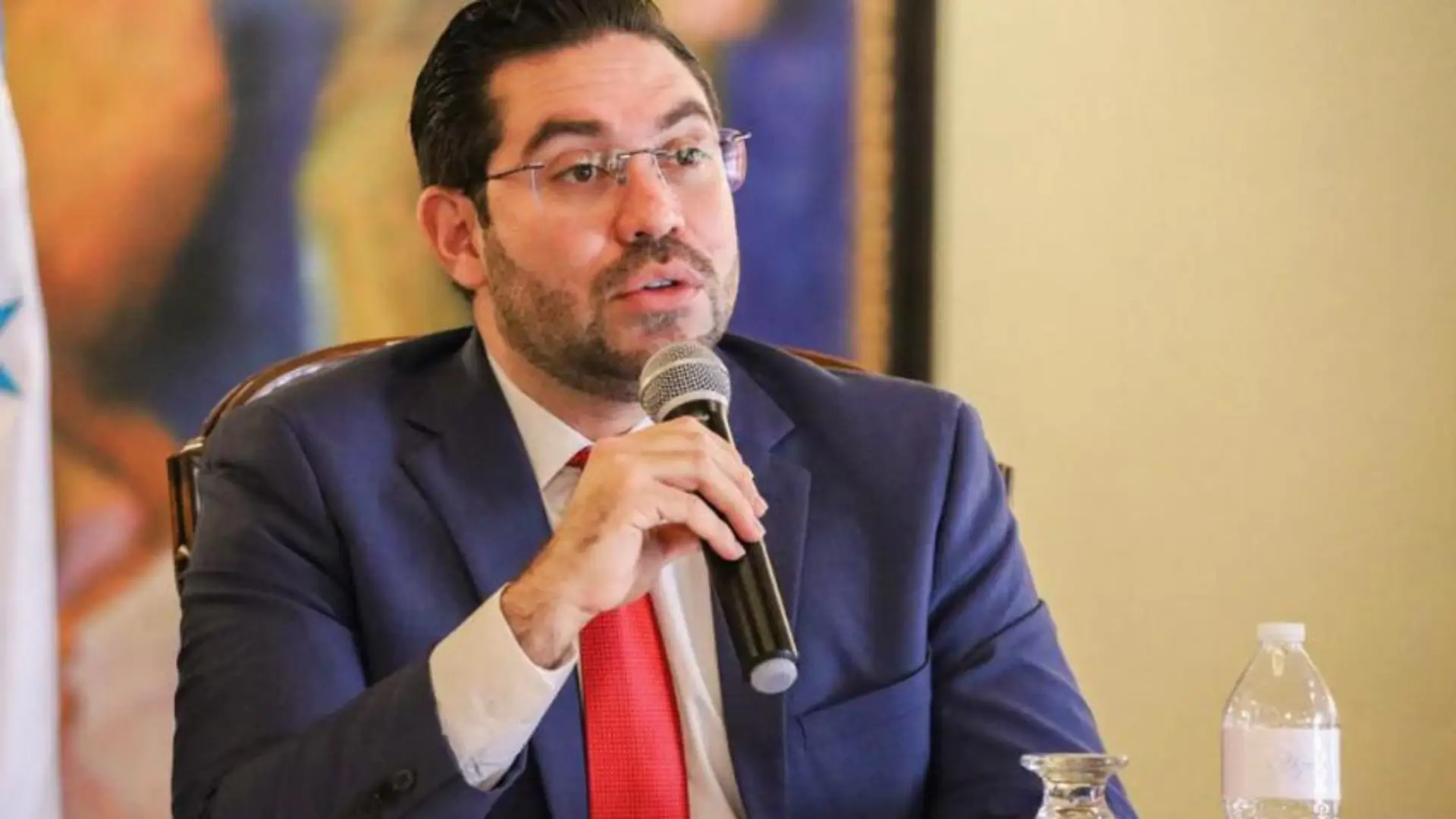 Jorge Cálix juramentado en un acto público en el CCEPL.