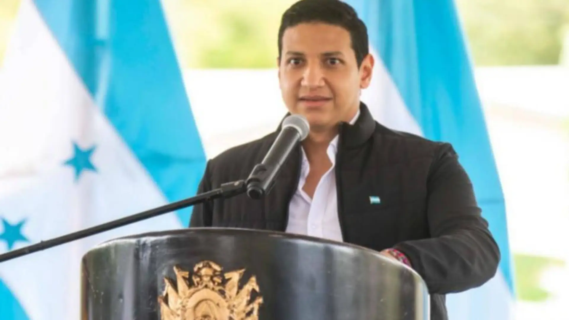 Lucky Medina ministro de ambiente dice que licencia ambiental para Isla del Cisne es legal y correcta.