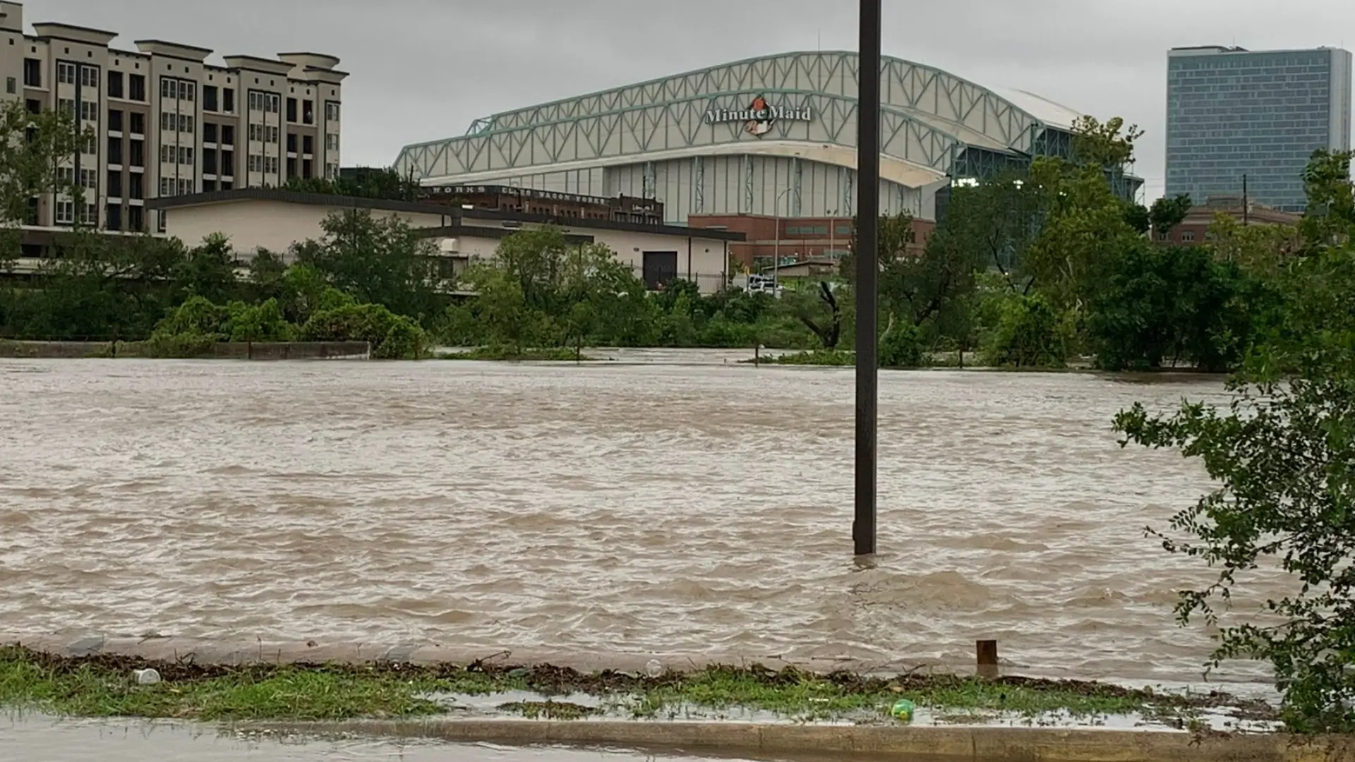 Al menos dos personas muertas por lluvias en Houston ante el paso de Beryl.