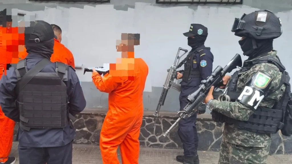 Privados de libertad de Támara, pintan muros en Comayagüela.