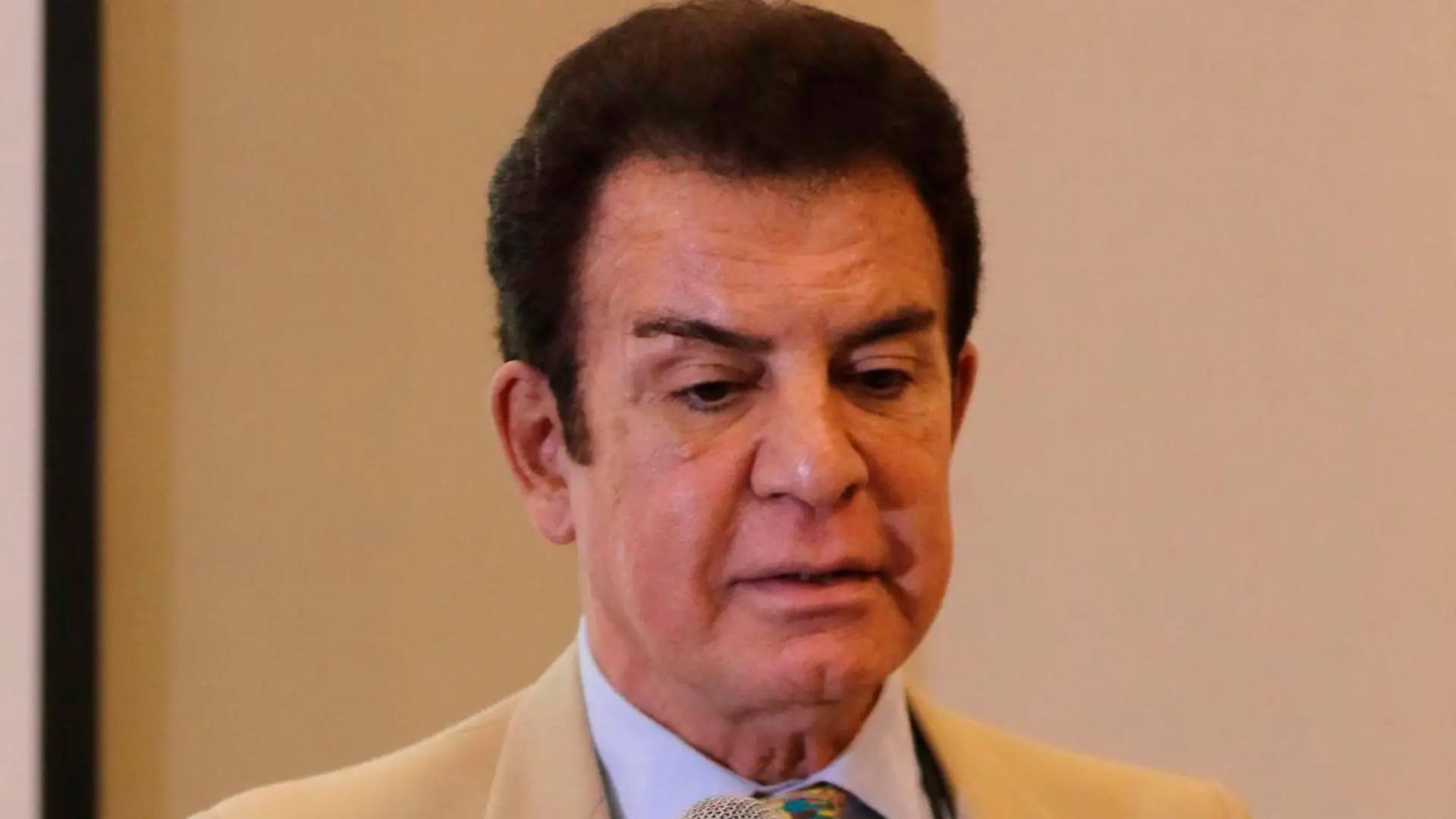 Salvador Nasralla se une al partido Liberal.