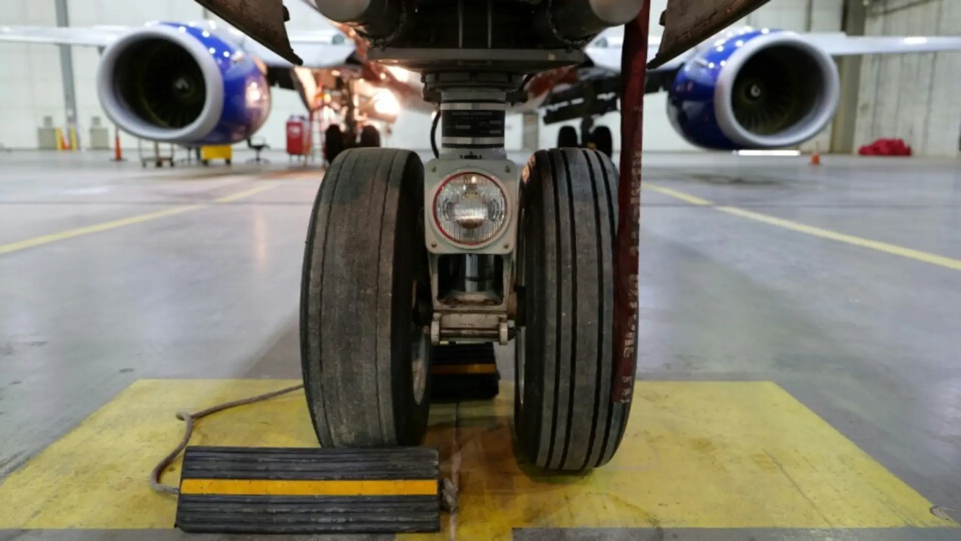 Explota llanta de avión en Atlanta y fallecen dos personas.