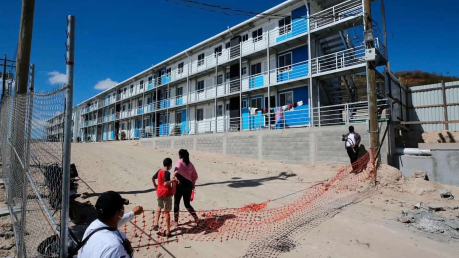 Se entrega arquitecto que diseñó casas contenedoras y que era requerido por Ministerio Público.
