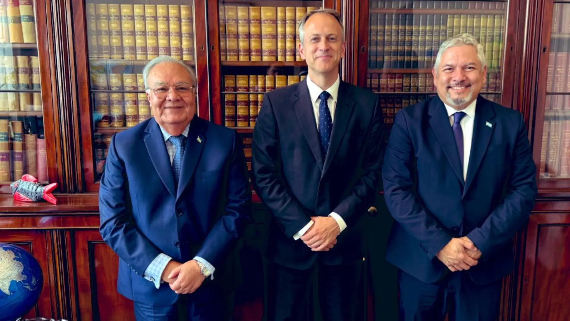 Entregan pasaportes de hondureños en Londres.