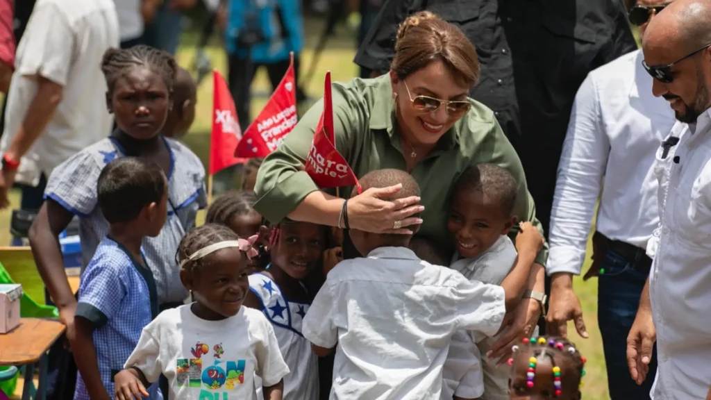 Xiomara Castro inaugura escuela en Río Tinto Tela.