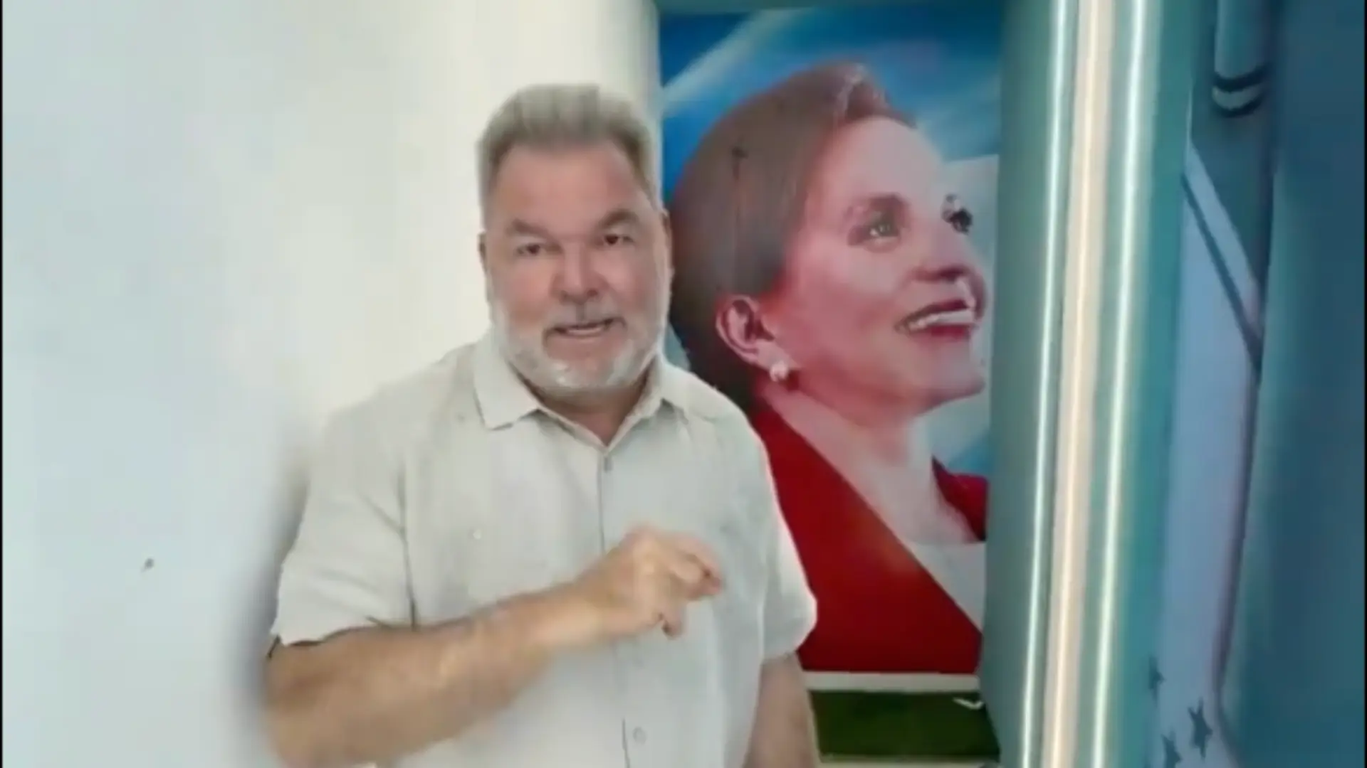 Roberto Contreras quita poster de Mario Moncada por imagen de presidenta Xiomara Castro de los camerinos del estadio Morazán.