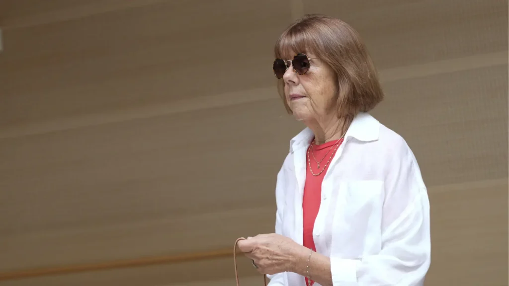 Un hombre de 71 años enfrenta un juicio en Francia por drogar a su esposa e invitar a otros a violarla. El caso ha generado gran conmoción en el país.