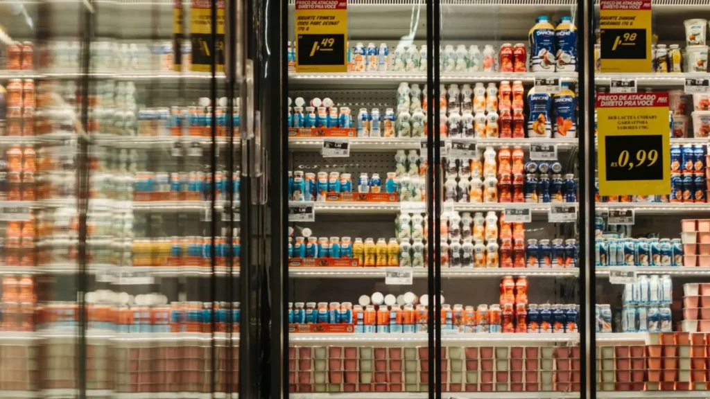 Un trabajador murió adentro de un refrigerador que almacenaba verduras en un supermercado; uno de sus compañeros fue quien reportó el incidente a la policía.