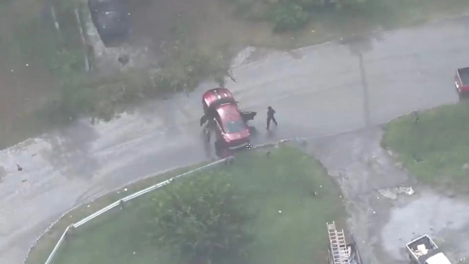 Cuatro jóvenes estaban en un automóvil al menos dos de ello dispararon contra un helicóptero de la policía en Nashville, Tennessee; les levantaron cargos.