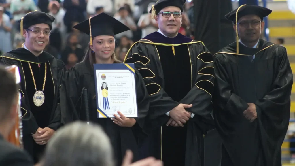 Karen Yoselin se convirtió en la primer estudiante de la UNAH en recibir su titulo de educación superior en el sistema Braille.