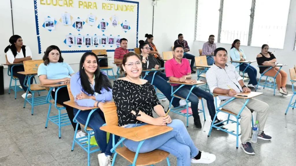 Ministro de Educación Daniel Sponda informa de la realización del examen por parte de los maestros para concursar a una plaza en la apertura de la novena escuela normal bilingüe en Honduras.