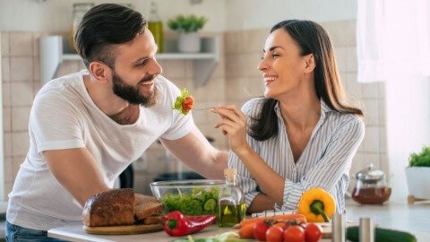 Para comenzar a comer de forma saludable no necesariamente tienes que llevar una dieta estricta, sino que empezar a realizar cambios en tu alimentación, por lo que te recomendamos tener en cuenta los siguientes aspectos