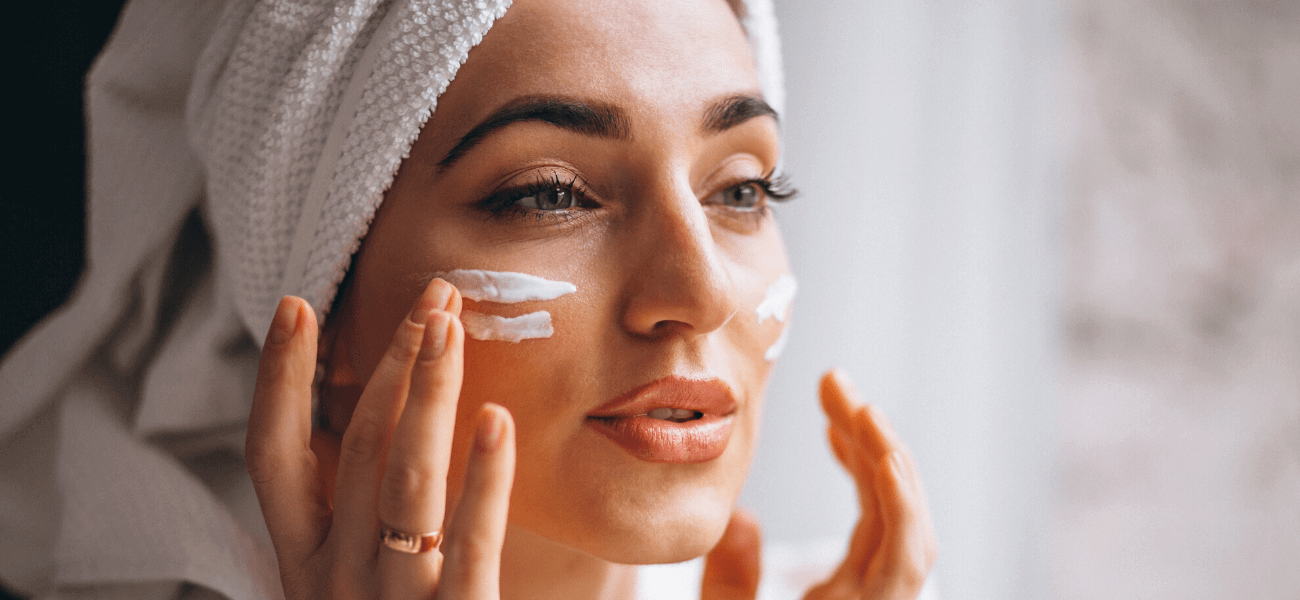 Una de las formas más importantes para cuidar nuestra piel es protegerla del sol, por lo que es necesario el uso de protector solar para evitar problemas en la piel.