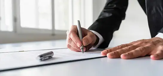 Proviene de un término italiano polizza, el cual tiene origen en un término griego que significa “prueba” es un documento que comprueba y justifica un contrato de seguros, de operaciones comerciales o mercantiles.