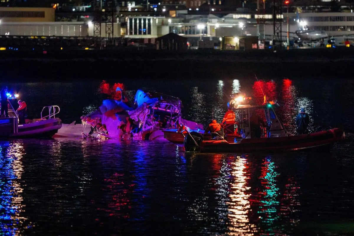 Un avión comercial de la aerolínea American Airlines que transportaba 60 pasajeros se estrelló con un helicóptero del ejército estadounidense la noche del miércoles sobre el río Potomac, cerca de Washington, D.C., según confirmaron las autoridades.