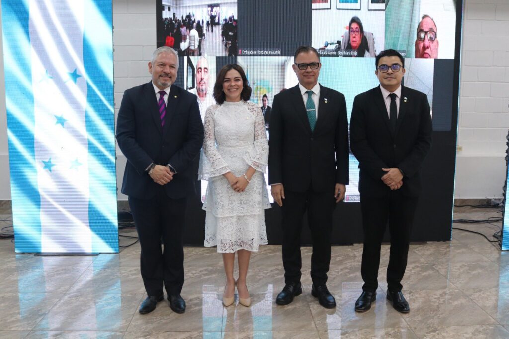 El vicecanciller Gerardo Torres, informó este día que recibió la orden por el cargo de Embajador con Escalafón Diplomático.