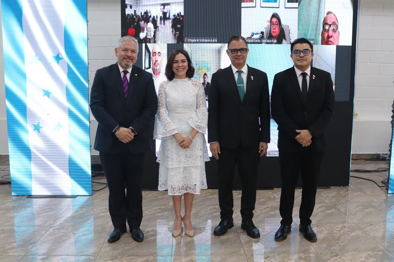 El vicecanciller Gerardo Torres, informó este día que recibió la orden por el cargo de Embajador con Escalafón Diplomático.