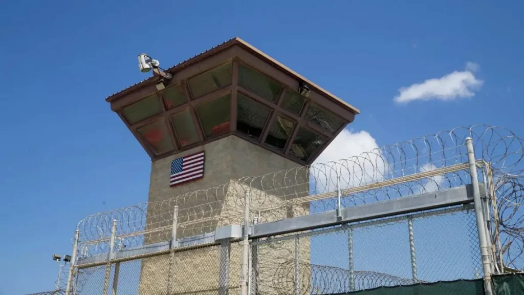 El presidente estadounidense, Donald Trump, anunció este miércoles que firmará un decreto para instruir al Departamento de Defensa habilitar 30.000 camas en la base de Guantánamo, Cuba, para albergar inmigrantes indocumentados.