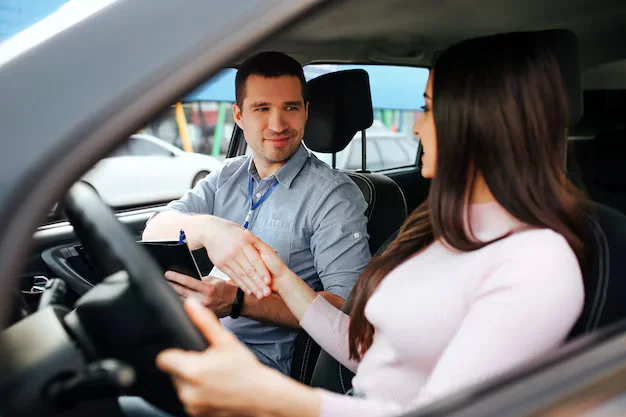 Existen diferentes tipos de seguro, pero uno de los más importantes es tener un seguro de auto, ya que este mismo permite la cobertura de incidentes como choques, robos y daños.