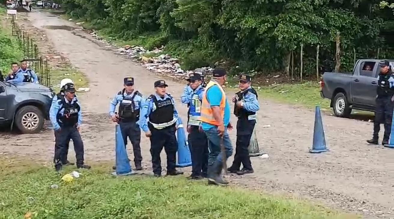 En la zona norte del país, autoridades de la Policía Nacional se desplazaron al sector de Santa Rita, Yoro, para desalojar a más de 20 familias.