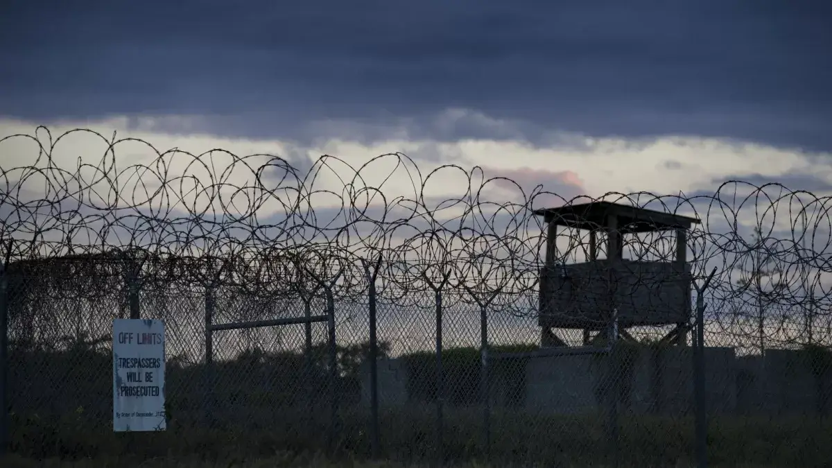 El gobierno estadounidense envió este martes el primer vuelo con migrantes rumbo al centro de detención en Guantánamo (Cuba), según informó la portavoz de la Casa Blanca, Karoline Leavitt.