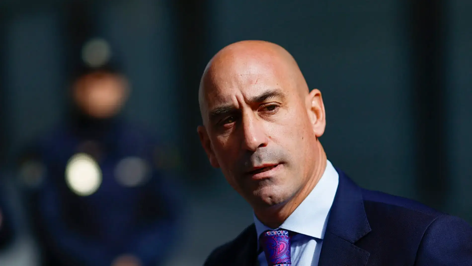 La Audiencia Nacional condenó al expresidente de la Federación Española de Fútbol, Luis Rubiales, de agresión sexual por el beso a la futbolista Jenni Hermoso, por lo que deberá pagar una multa de 10.800 euros.