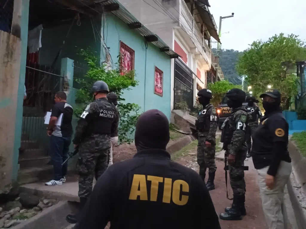 La Unidad Contra la Trata, Explotación Sexual Comercial y Tráfico de Personas en conjunto con la Agencia Técnica de Investigación Criminal ha realizado un allanamiento de domicilio en la colonia Lomas del Calán, Villanueva, Cortés.