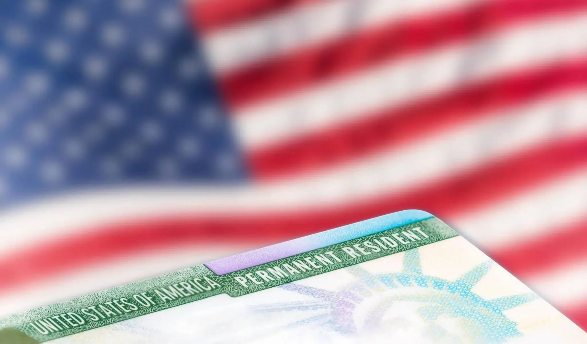 El gobierno de Estados Unidos decidió pausar temporalmente la aprobación de algunas solicitudes de tarjetas de residencia permanente, comúnmente conocidas como "green cards", para asilados y refugiados.