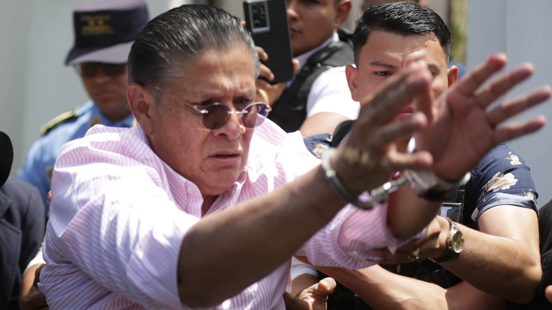 Detienen a Esdras Amado López por denuncia de maltrato