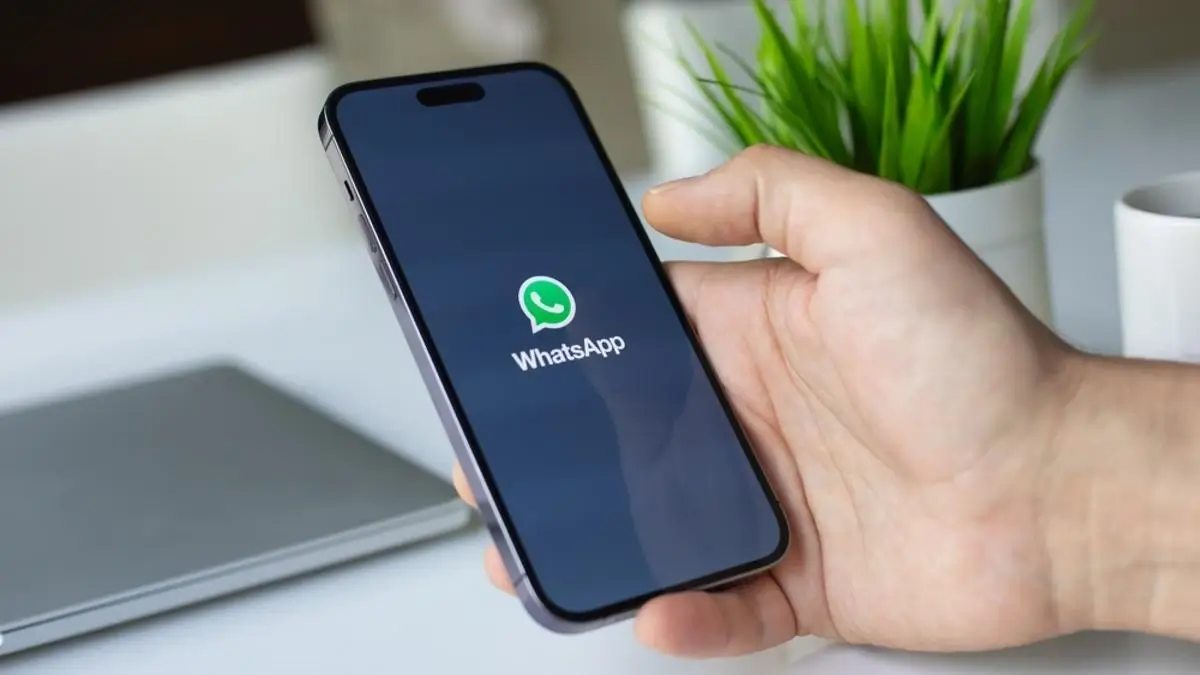 La plataforma de mensajería instantánea, WhatsApp, incorpora un tercer tick que promete mejorar la privacidad de los usuarios. Pero, ¿en qué consiste y cómo se activa?